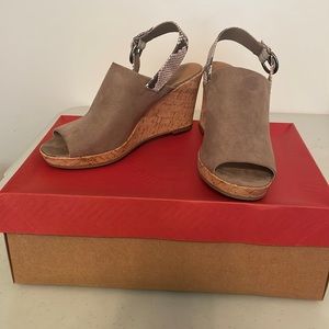 Universal Thread Wm Slingback Wedged Heel Size 9M